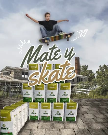 Pieza de la marca: un pibe saltando en skate sobre una pila de paquetes de LaTiNa