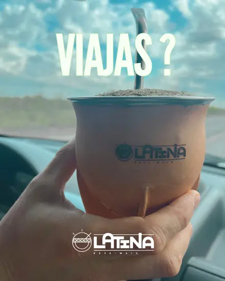 Foto de la marca: un mate en la mano dentro de un auto, con la pregunta «¿Viajás?»