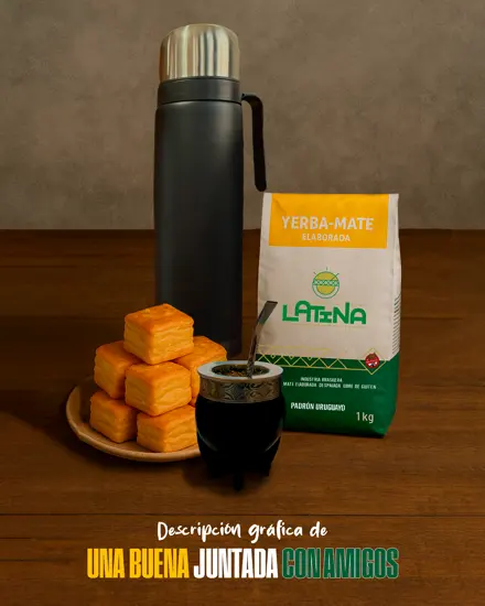 Foto de la marca: termo, mate y alfajores sobre una mesa oscura