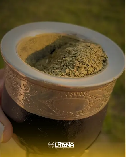Foto de la marca: primer plano de un mate cebado con molienda fina